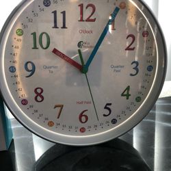 WISE HEDGEHOG Telling Time Teaching Clock, Silent Non Ticking Analog Battery

This Clock is in good used condition. It's not ticking and easy to read
