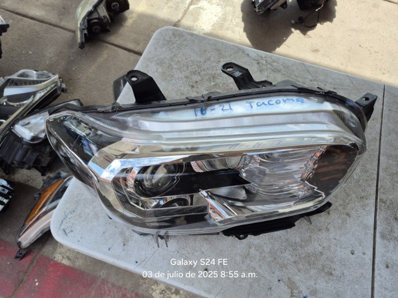 Toyota Tacoma Right Headlight Oem