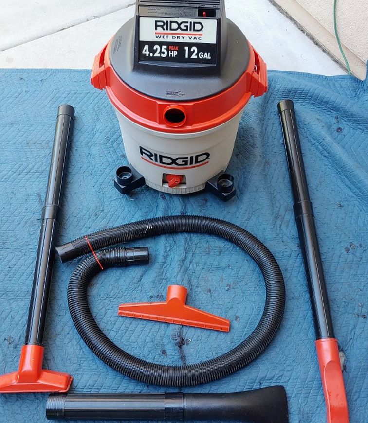 RIDGID Comercial Grade Wet And Dry 12 Gallons Vac In Excellent condition With Attachments
