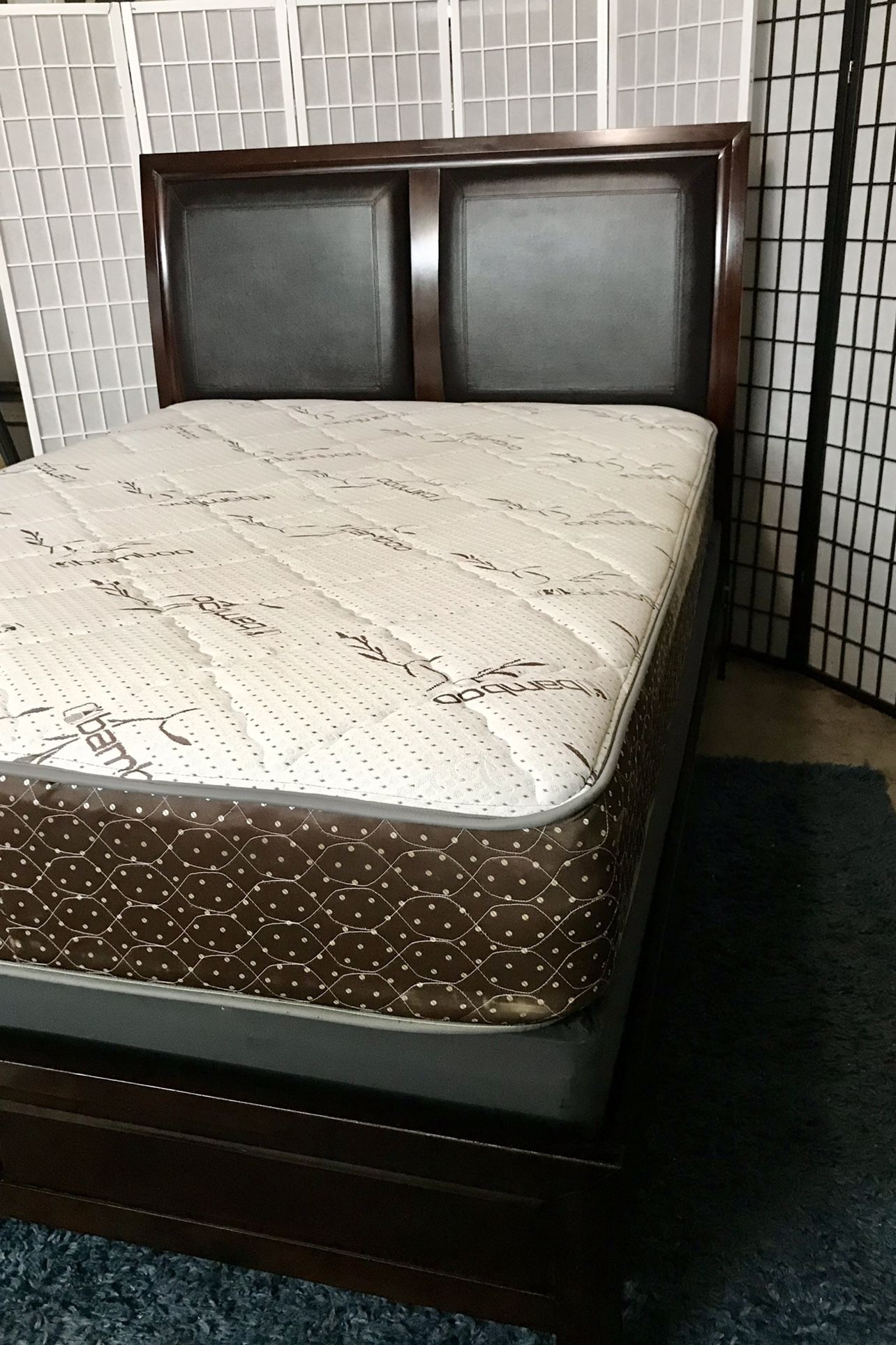 Queen Size Bed Leather Back - Complete Bed - También Hablo Español