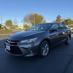 2016 Toyota Camry SE sedan auto clean