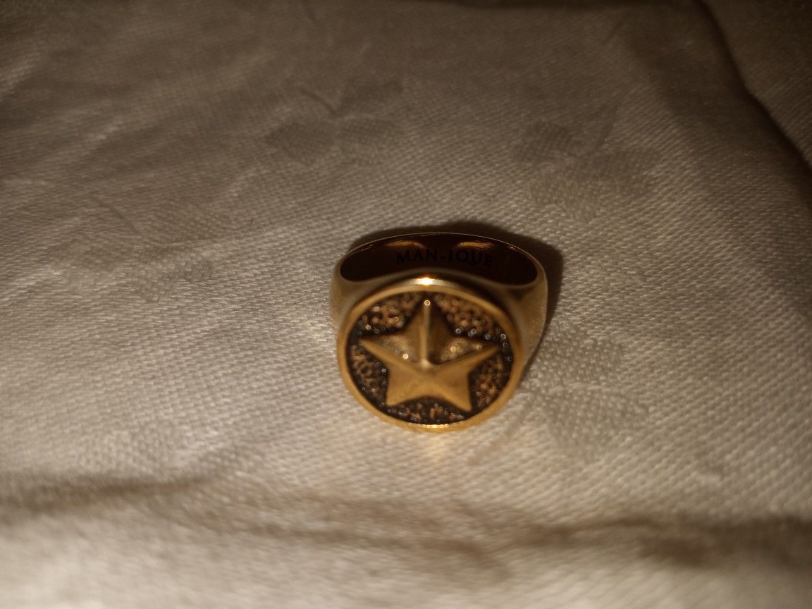 Manique Gold Tone Star Ring