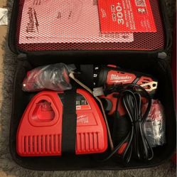 Milwaukee 2401-22 M12 12V Lithium-Ion Cordless 1/4" Hex Screwdriver Kit