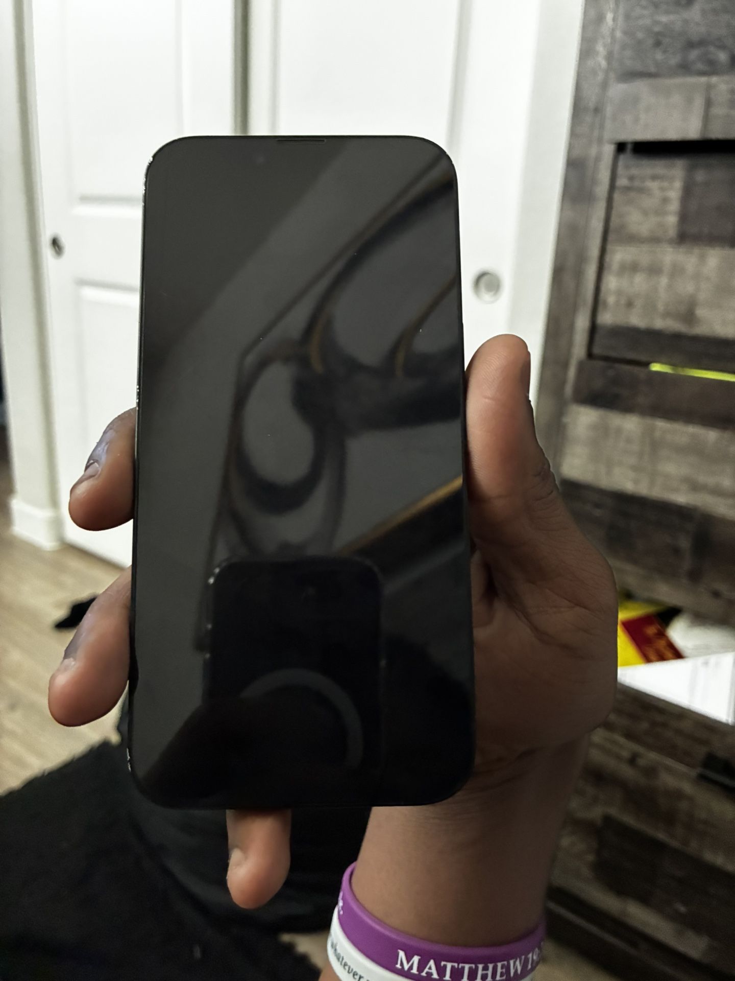 Selling (LOCKED) iPhone 16 e