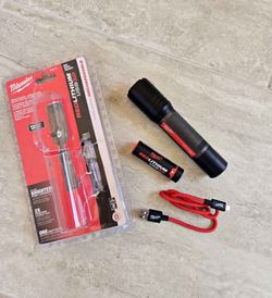 Milwaukee 2,000 Lumens REDLITHIUM USB Slide Focus Flashlight