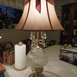  VERY BEAUTIFUL LOOKING VINTAGE LAMP 32 INCHES TALL 