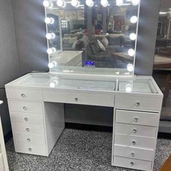 Vanity With Múltiple Drawers The Right Lights To Bring Out Your Best Colors