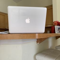 Apple MacBook Laptop 