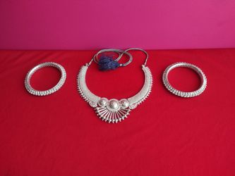 Beautiful set of silver necklace and 2 bracelets 92g. Silver