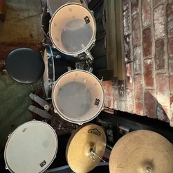 7 Piece drum Set With Chair And Two Sets Of Drumsticks