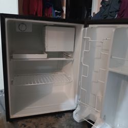 sanyo mini refrigerator