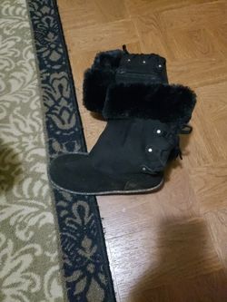 Girls Fuzzy Boots Size 4