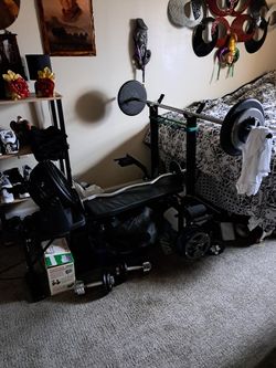 Weight Bench Whit Over 110 Lbs Of Weights Two Barbell Everything 160 $ Is New 