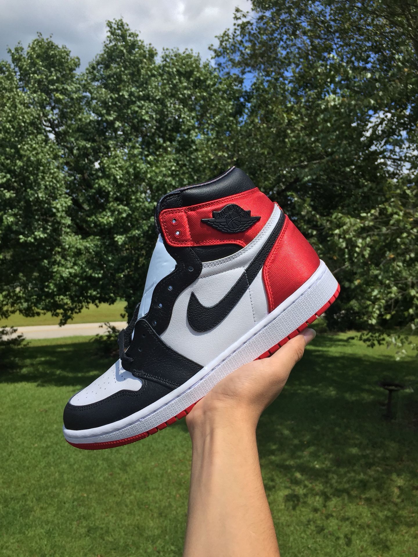 Jordan 1 satin bred toe