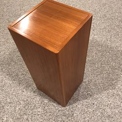 TEAK PEDESTAL CUBE