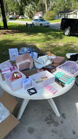 Women/Girl Yard Sale!!    Check us out before we sell out!! 😁☀️