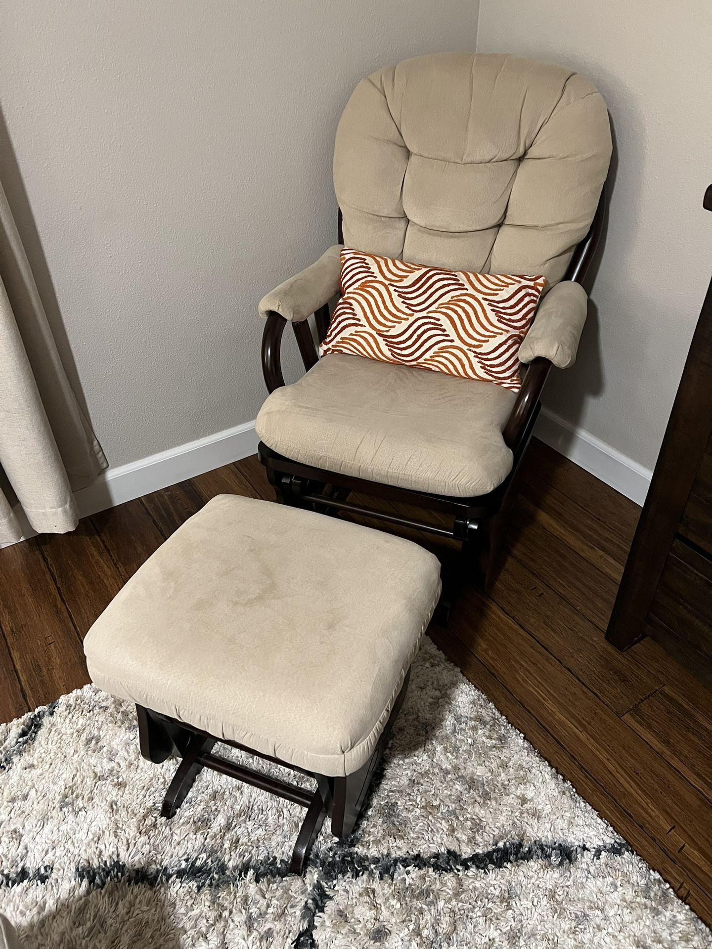 Nursery Glider With Ottoman