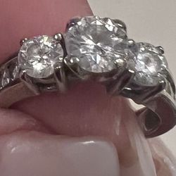 BEAUTIFUL DIAMOND ENGAGEMENT RING