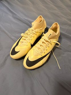 Soccer shoes