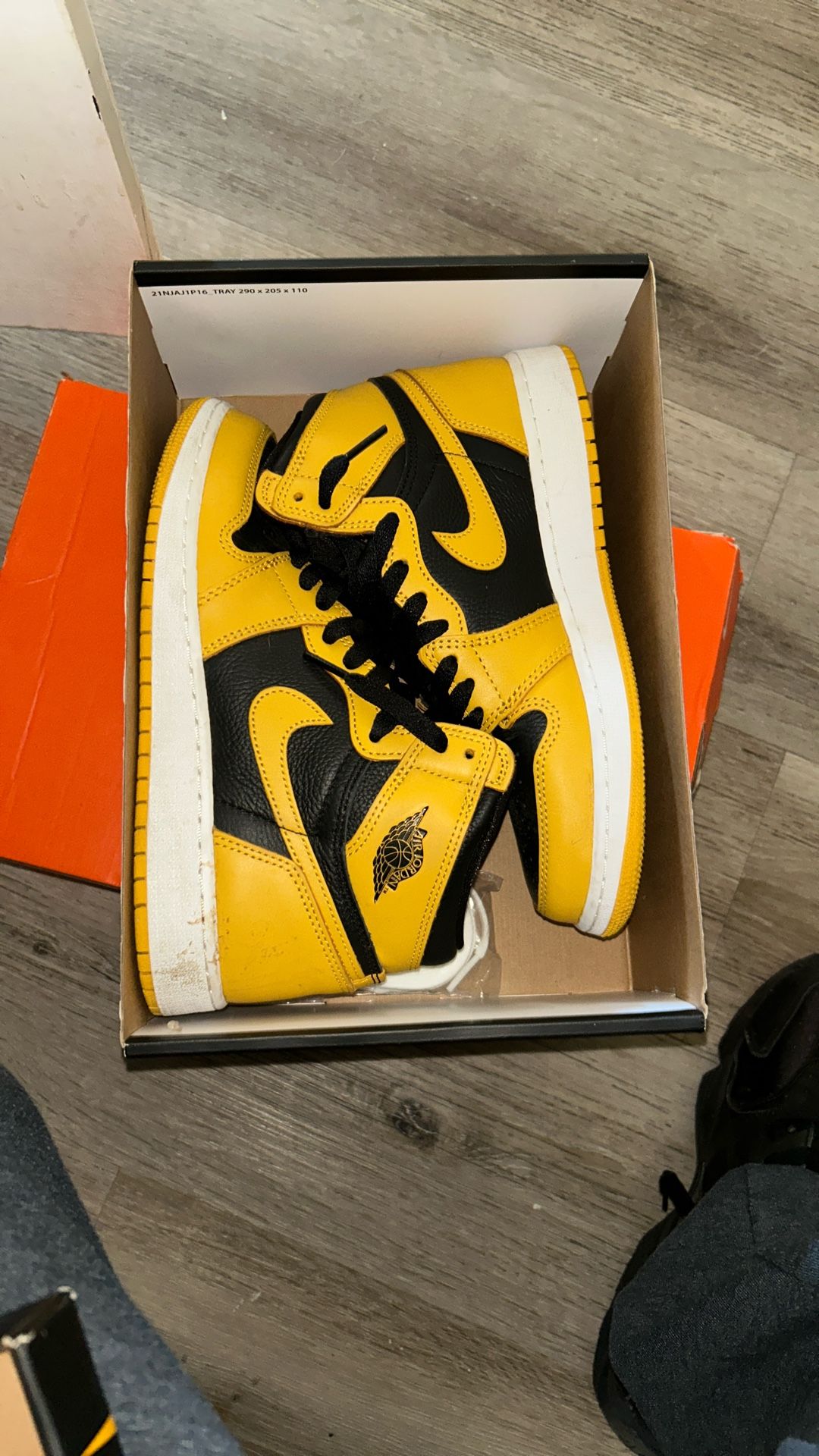 air jordan 1 pollen white and black