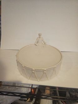 Retired Pottery Barn "12 Days of Christmas" ceramic cake stand featuring a "12 Drummers Drumming" moti