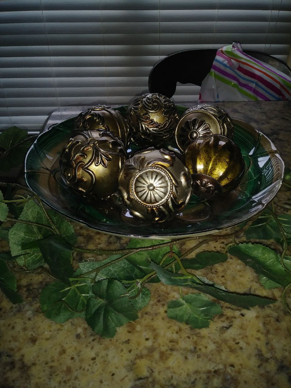 Plate decor with balls