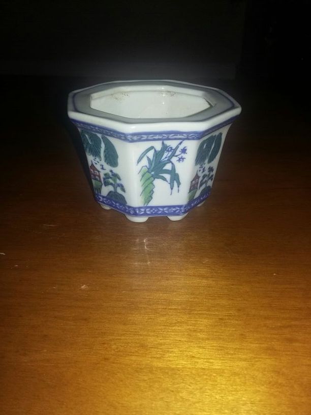 Aaa imports decoware vintage chinease planter.
