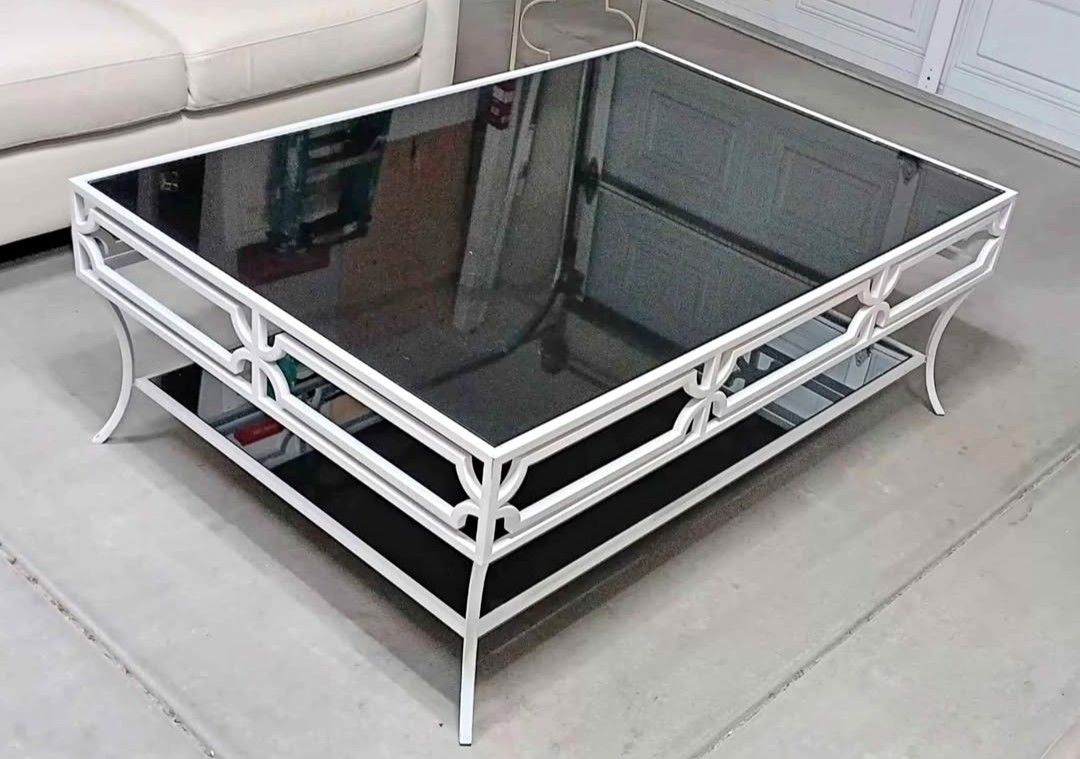 BEAUTIFUL WHITE COFFEE TABLE 