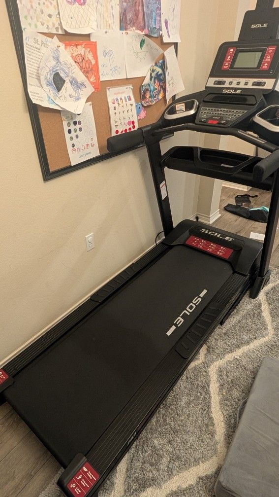 SOLE F63 Treadmill – Excellent Condition, Lightly Used