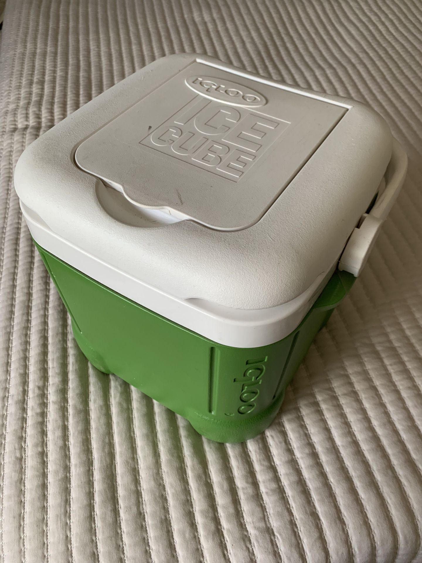 Igloo Ice Cube Cooler, 14 Can Capacity