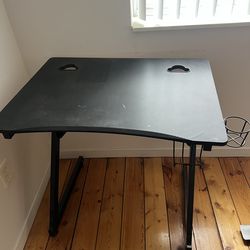 Desktop table