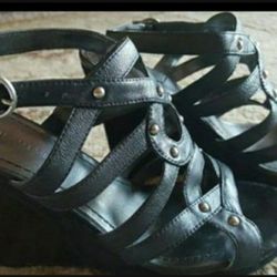 Nine West Strappy Black Sandal. Color black. Size 7M.
