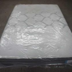 Clean Queen Size Sealy Posturpedic Luxury Mattress 