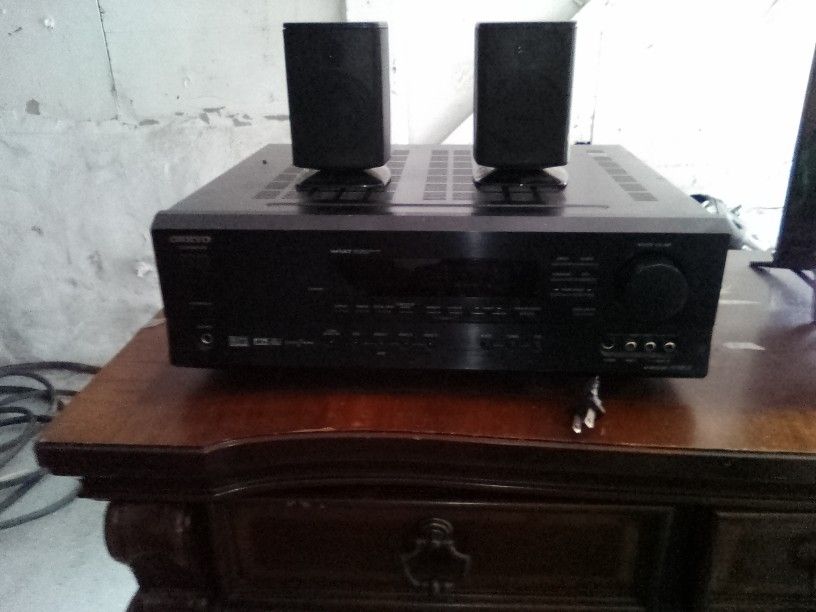 Stereo Receiver With 2 Lil Speakers