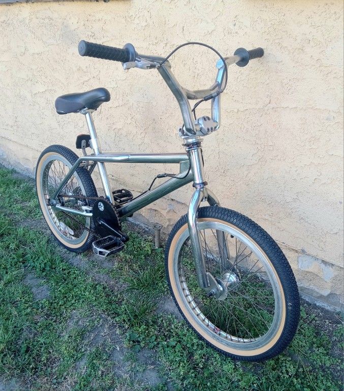20 INCH CHROME *RARE* 1998 FREE AGENT BOMBARDIER FREESTYLE DIRT JUMP BMX BICYCLE
BICICLETA CROMADA DE 20 PULGADAS VINTAGE OLD SCHOOL GT FISHBONE ST