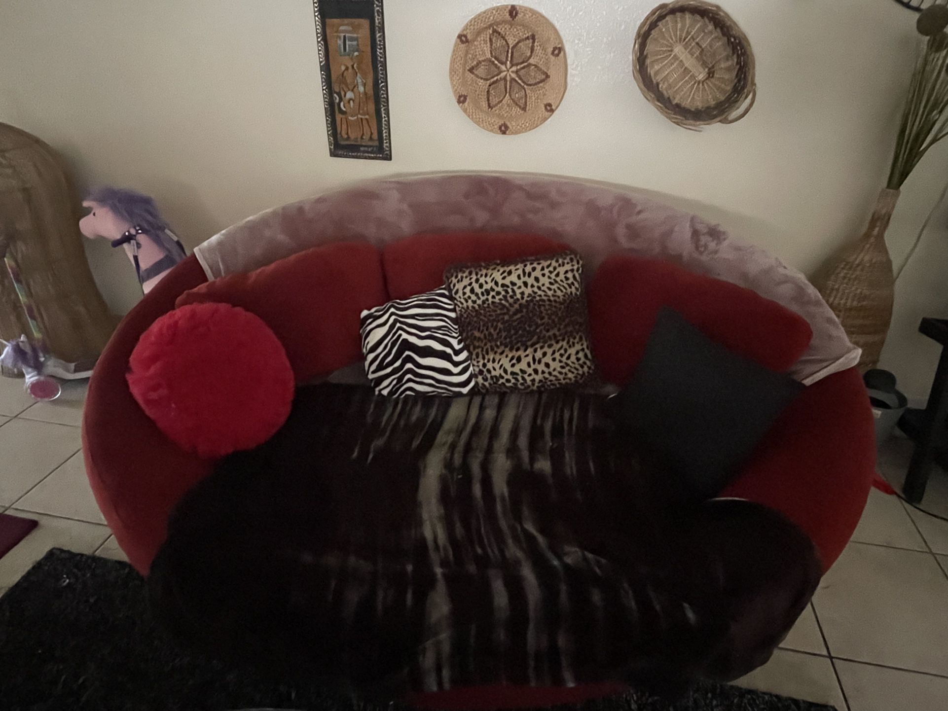 Oval/round Love Couch 