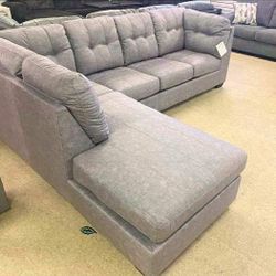 💫Falkirk 2-Piece Sectional With Chaise And Sleeper💫