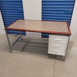 Solid Desk In Good Conditions With Drawers On The Side