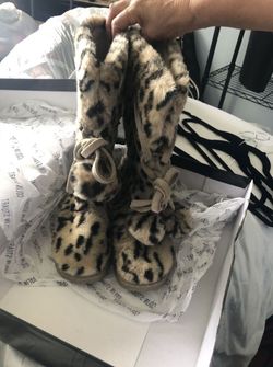 Woman Ugg Boots for Sale in Miami, FL - OfferUp