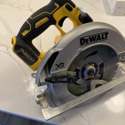 DeWalt Saw