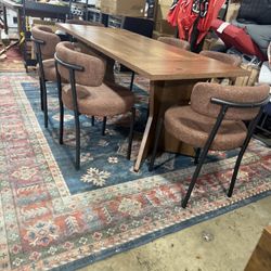 The dining room is very spacious and new. It has a small detail that doesn't affect anything