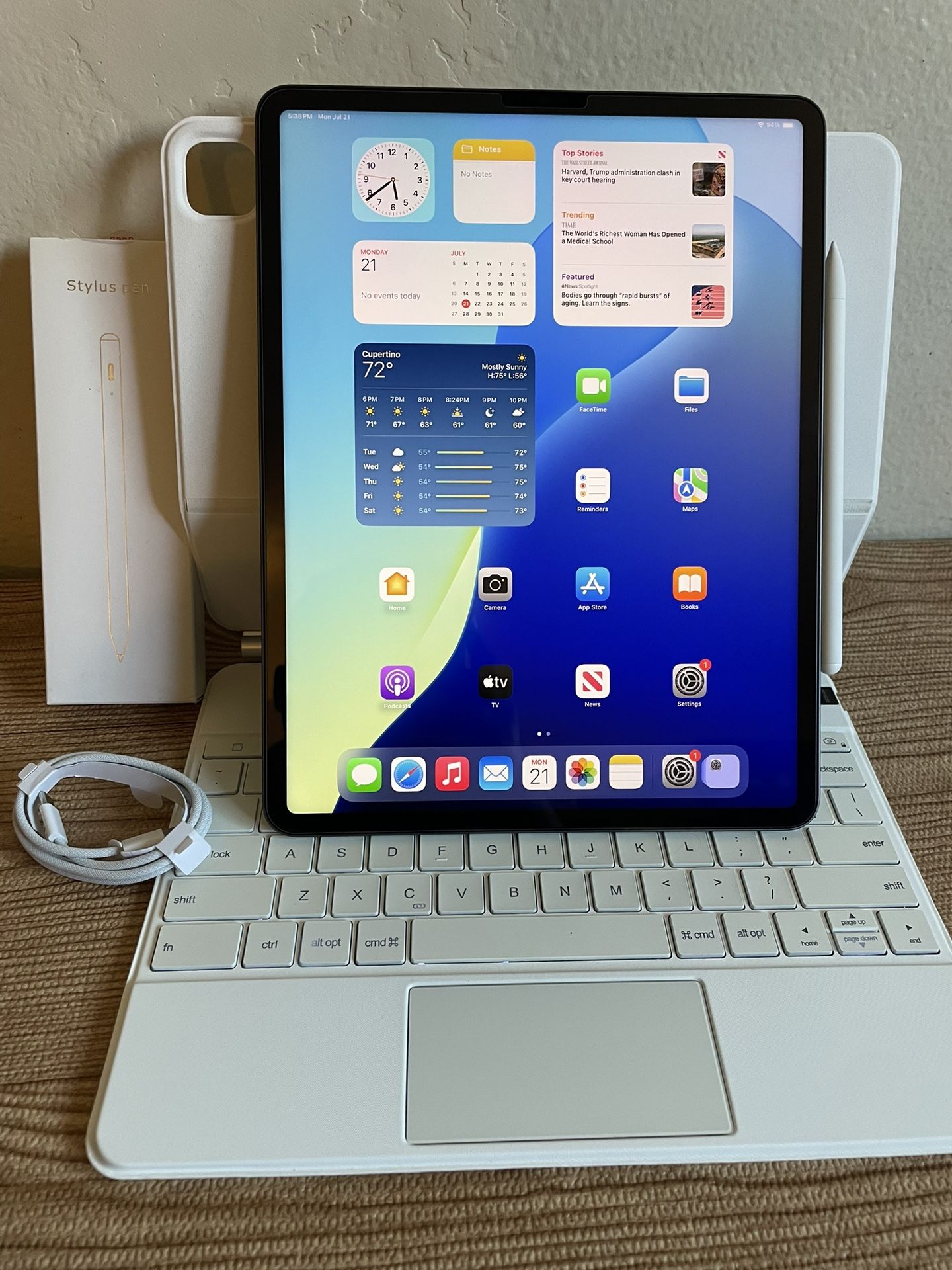iPad Pro 12.9” (M1 chip / 2021) 5th Generation 1TB with keyboard