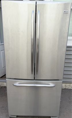 🧊GE Profile stainless steel refrigerator in good condition.