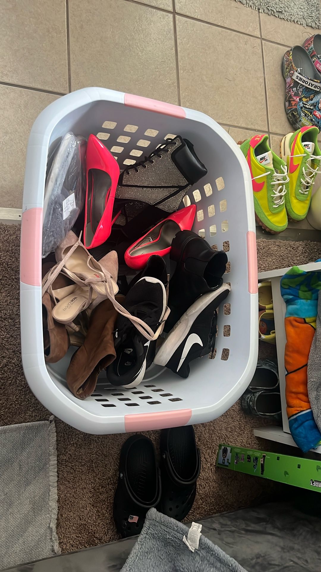Woman’s Shoes 7.5 5$