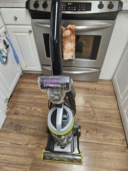 Vacuum. Brissell Cleanview Pet Swivel