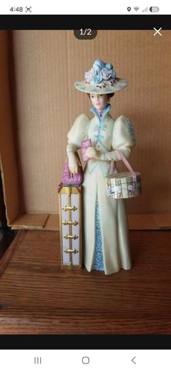 AVON**THE 2002 Mrs. P.F.E. ALBEE Award**Porcelain Figurine*FULL SIZE
