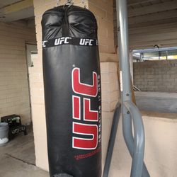 ufc heavy bag 100lb punching bag with stand