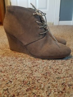 Women's size 11: Arizona Lacie faux suede mushroom/taupe wedge ankle boots EUC