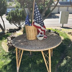 Round rattan Table