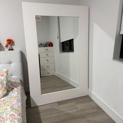 Modern White Bedroom Furniture Set